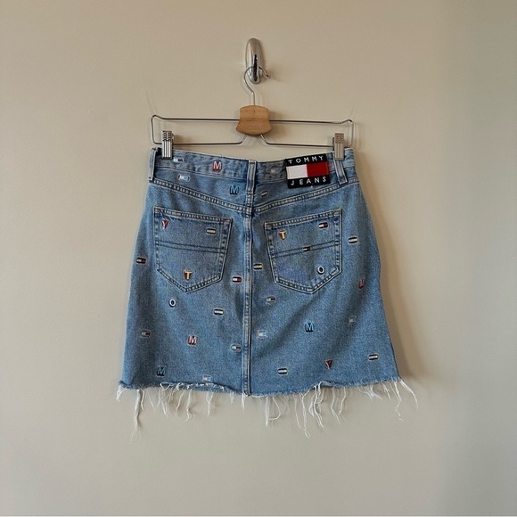 TOMMY Hilfiger-90’s Inspired Logo/Spell Out Back Tag Raw Hem Skirt (Size:26) - Picture 3 of 10